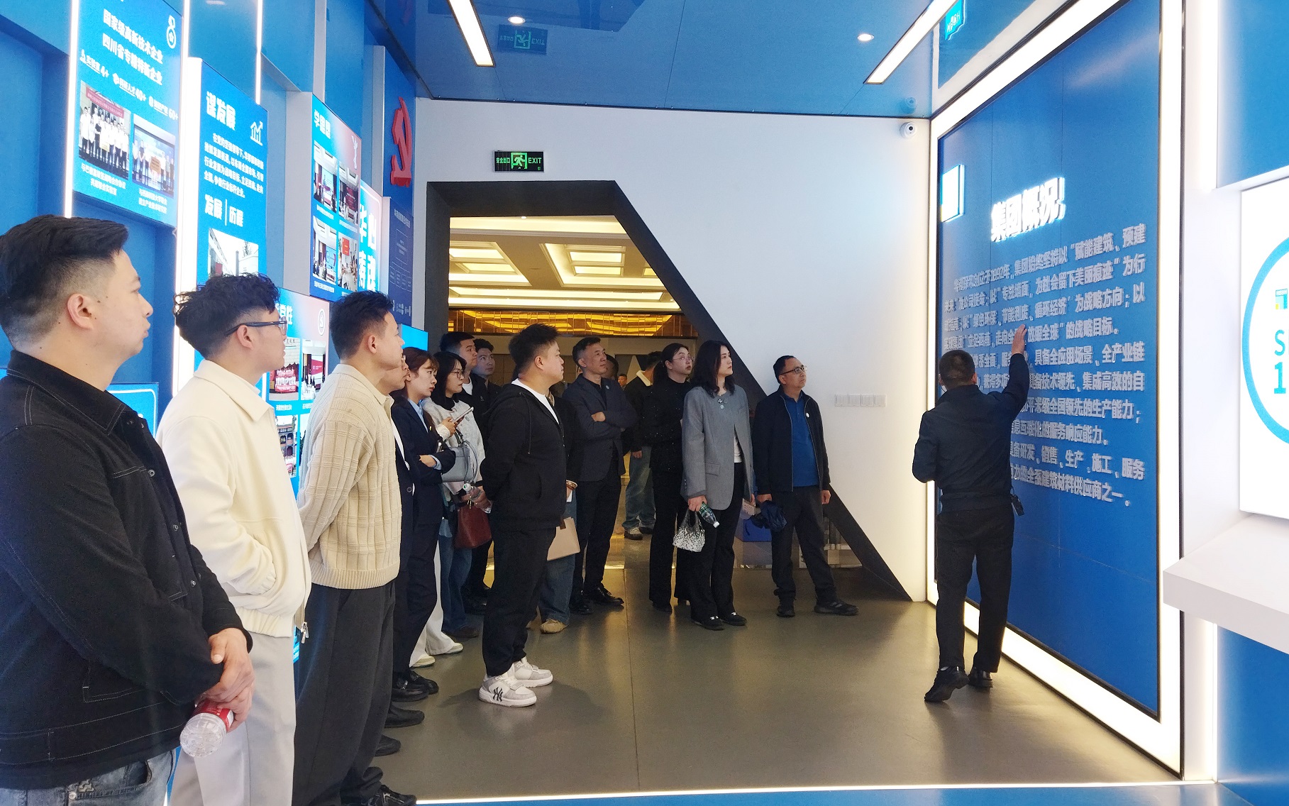 成都市青年企业家商会调查团光临HAHA官网参观互换